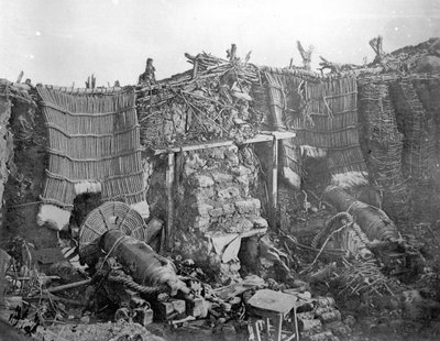 Una batteria a due cannoni durante la guerra di Crimea, c.1855 da Roger Fenton